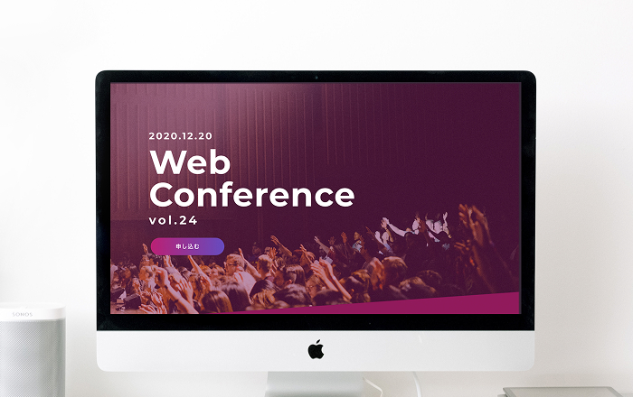 制作したWEBサイトが表示されたデスクトップパソコン